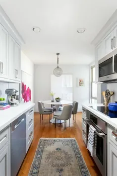 طرح آشپزخانه سبک گالی با میز و صندلی غذاخوری - انتقالی - آشپزخانه