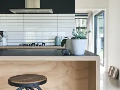 یک آشپزخانه چوبی چوبی سیاه و طبیعی - Motide Raglan