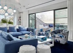 دکوراسیون اتاق نشیمن آبی زیبا با صندلی های آبی گل و مبل مقطعی آبی
