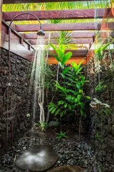 یک دوش در فضای باز با صخره های محلی گدازه طبیعی در Kona ، هاوایی.  به حمام داخلی متصل شده است.  [OC] 512 76 768