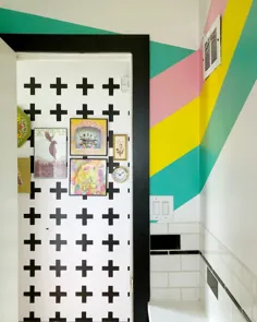 یک خانه اوماها دارای یک گوشه غذاخوری DIY ، نقاشی های دیواری رنگارنگ و پاسیوی رویایی است