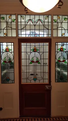 صفحه عالی دهلیز ، قبل و بعد از آن ، در حال حاضر در نمایشگاه عتیقه های Regency موجود است.  Regency Antiques در درب های ویکتوریایی اصلاح شده و درب های ادواردی احیا شده ، درهای عتیقه ویکتوریا و ادواردین ، ​​پنجره های شیشه های رنگی و مبلمان دوره ای بازسازی می شود