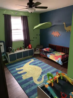 این یک بستر کشتی دزدان دریایی یا یک قلعه نیست ، اما بسیار افتخار می کند که چگونه اتاق بچه های 2 ساله ما Dino ظاهر شد!