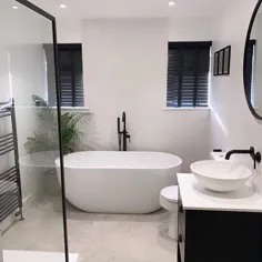 Love Reovate در اینستاگرام: bathroom € bathroomچقدر چشمگیر است این حمام تک رنگ از خانه زیباdoingupduke.  شیرهای مشکی مات بسیار زیبا به نظر می رسند و ما عاشق این یورو هستیم