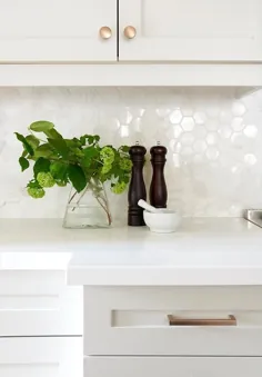 کابینت های خاکستری Dove با سنگ مرمر Hex Backsplash - انتقالی - آشپزخانه