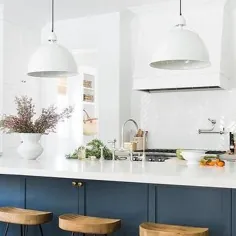 آشپزخانه سفید با جزیره نیروی دریایی - معاصر - آشپزخانه