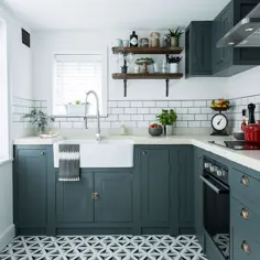 کابینت های خود ساخته در این تغییر شکل آشپزخانه هزینه ها را کاهش می دهد