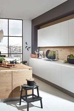 Kücheninsel in Holz-Optik und weißer Küchenzeile / جزیره آشپزخانه با چوب و ردیف آشپزخانه سفید