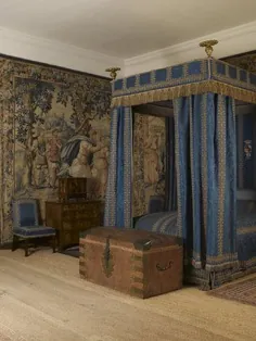 اتاق آبی در هاردویک هال ، دربی شایر ، با صندلی میخ دار روکش دار چرم مراکشی c.1660-1720 در پایین تخت.  این نوع صندوق به ویژه با دفاتر ایالتی مرتبط است و تاج های سلطنتی بر روی کوه ها دارد.