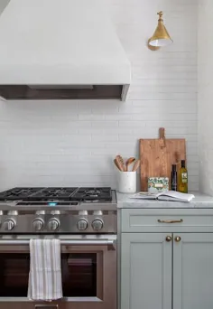 کابینت آشپزخانه با رنگ سبز روشن با کلاه سفید - انتقالی - آشپزخانه