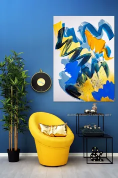 تزئین اتاق رویال آبی ، نقاشی دیواری نارنجی و آبی روی بوم های اتاق نشیمن.