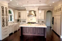 آشپزخانه سفید سنتی لوکس و مناسب خانواده است