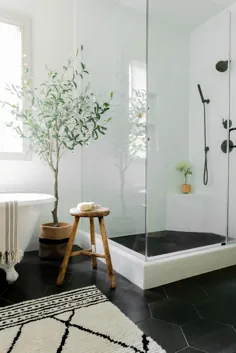 حمامی سیاه و سفید که عناصر مدرن و روستایی را با هم مخلوط می کند