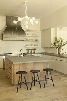 جزیره آشپزخانه چوبی بازسازی شده با پیشخوان بتن - انتقالی - آشپزخانه