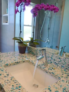 زیر سینک حمام و میز شیشه بازیافتی را زیر پا بگذارید