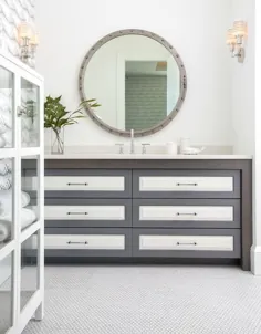 غرور حمام سفید و خاکستری با آینه پرچین خاکستری گرد - معاصر - حمام