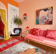 این آپارتمان راه آهن بیش از 11 رنگ مختلف رنگ دارد و یک فضای مراقبه به نام "اتاق پاره"