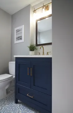 یک وان حمام کوچک یک به روزرسانی تازه (قبل و بعد) می یابد - Southcoast Kitchen Designs - Carver، MA