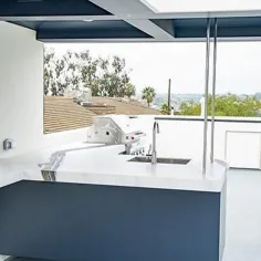 کاشی های بتونی سفید و خاکستری Encaustic در آشپزخانه فضای باز - انتقالی - عرشه / پاسیو