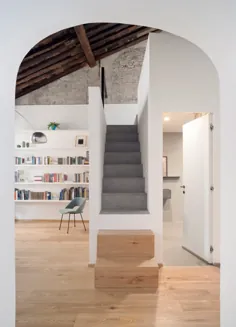 دودی ماس یک اتاق زیر شیروانی چند طبقه در داخل ساختمان 300 ساله جنوا طراحی می کند
