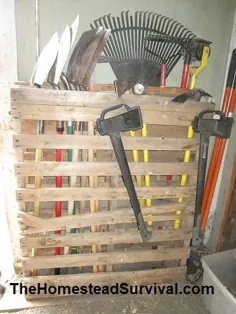 یک پالت چوبی را بازیافت کنید تا به عنوان ذخیره سازی ابزار حیاط در گاراژ استفاده شود |  The Homestead Survival