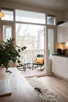 یک زوج برای اولین بار در یک آپارتمان در آمستردام تزئین می کنند