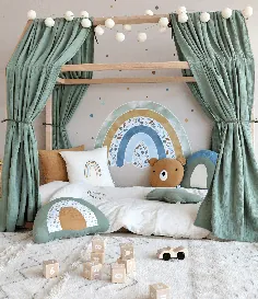 اتاق کودکان با یک تختخواب خانه در رنگ های گرم