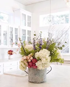 خانه های مزرعه؟  در اینستاگرام: "یک راه روشن و زیبا برای شروع جمعه ما!  ؟  این آشپزخانه با این گلهای تازه چقدر زرق و برق دار است؟  ❤️ آیا شما عاشق نگه داشتن گل هستید یا... "