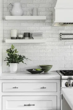 آشپزخانه سفید با آجر سفید Backsplash - انتقالی - آشپزخانه