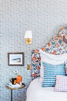 یک اتاق خواب مهمان با الگوی اصلی در لایه های آبی و نارنجی