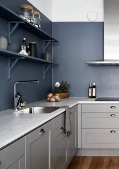 آشپزخانه با رنگ خاکستری گرم و آبی بنزینی - COCO LAPINE DESIGN