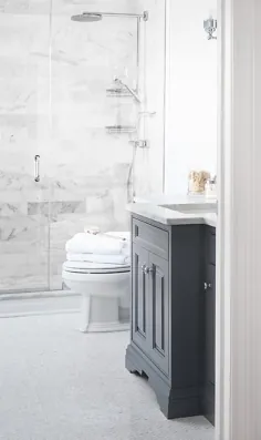 دستشویی خاکستری تیره با کف کاشی مرمر مرغ - انتقالی - حمام