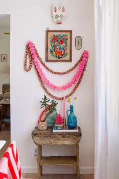 خانه ای خانوادگی که با رنگ و میراث مکزیکی انباشته شده است. |  یک جام جو