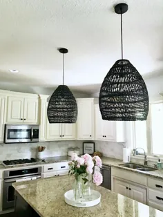 چراغ های آویز بافته شده مشکی در آشپزخانه - زندگی عشق لارسون