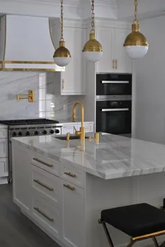 آشپزخانه سفید با لهجه های طلا - معاصر - آشپزخانه