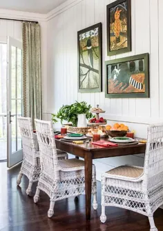 صندلی غذاخوری حصیری سفید در میز چوبی قهوه ای - کلبه - اتاق ناهار خوری