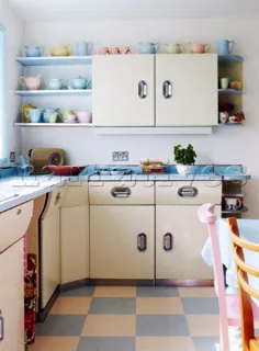 BD065_01: آشپزخانه دهه 1950 با رنگ های آبی و صورتی رنگ