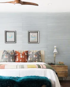 کیتی راجرز در اینستاگرام: ”این اتاق خواب را برای مشتریانی طراحی کرده است که عاشق رنگ آمیزی مدرن و سرگرم کننده اواسط قرن است!  پنکه سقفی چوبی ازlightlight تمام کننده بود ... "