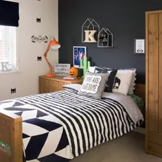 اتاق خواب نوجوانان دارای دیوار خاکستری ملافه و ملافه تک رنگ