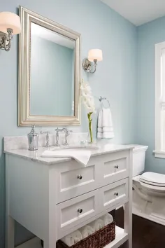 دیوارهای اتاق پودری آبی آسمانی با روکابینتی یک نفره سفید - انتقالی - حمام