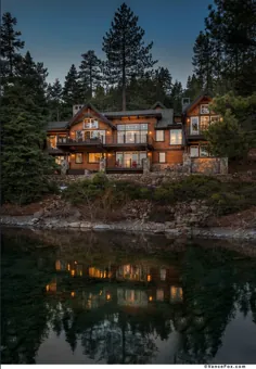 خانه ای زیبا و روستایی کنار دریاچه که در ساحل دریاچه تاهو جمع شده است