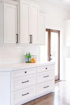 سخت افزار برنز روی کابینت های تابلو برجسته سفید - انتقالی - آشپزخانه