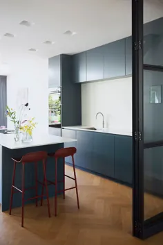 Interieurontwerp maatwerk keuken en kasten in groen en blauw voor برنده شدن در اوترخت - Studio Binnen