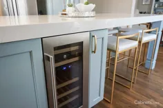 آشپزخانه جذاب با کابینت های سبز آبی با لهجه های طلای براق - Cabinets.com