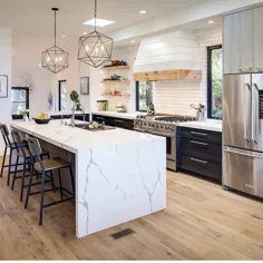 طراحی نورپردازی در اینستاگرام: "این آشپزخانه بین جزیره مرمر سفید ، کابینت سیاه و کف طبیعی چوب ، مقدار مناسب تعادل را نشان می دهد ......"