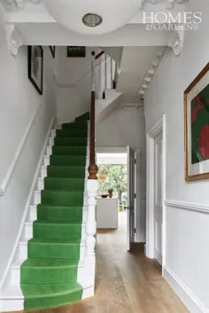 دونده فرش سبز روشن در پله های سفید در محل برگزاری یک املاک پیروزمندانه