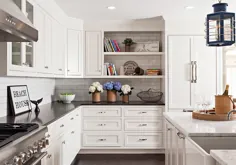 کابینت های سفید KItchen با پیشخوان های مخلوط - انتقالی - آشپزخانه