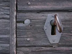 "نمای نزدیک از یک کلید اسکلت به سبک قدیمی در یک سوراخ کلید روی درب چوبی قدیمی" چاپ عکس |  Art.com