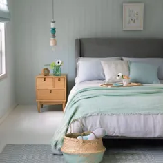 اتاق خواب نعنائی با تخت خاکستری روکش دار و کفپوش چوبی سفید |  خانه ایده آل