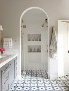 به جای درهای دوش شیشه ای ، طاق نمایی را در یک حمام کوچک امتحان کنید